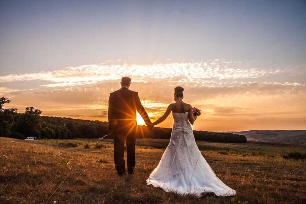 Honey Wedding Gifts for the Bride-to-Bee: A Sweet Gift Guide