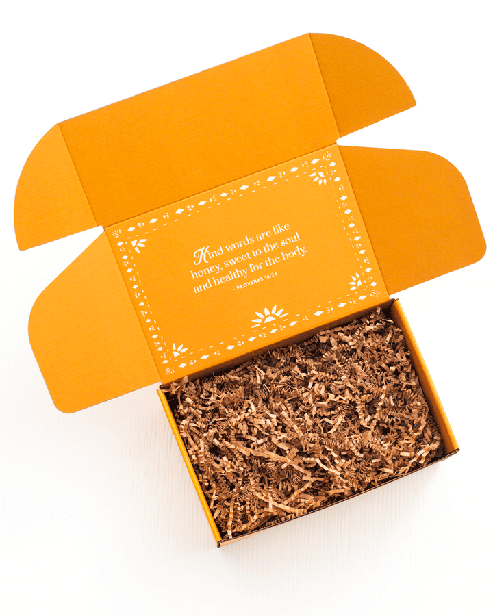Short animation of the Mini Luxe candle set being boxed 